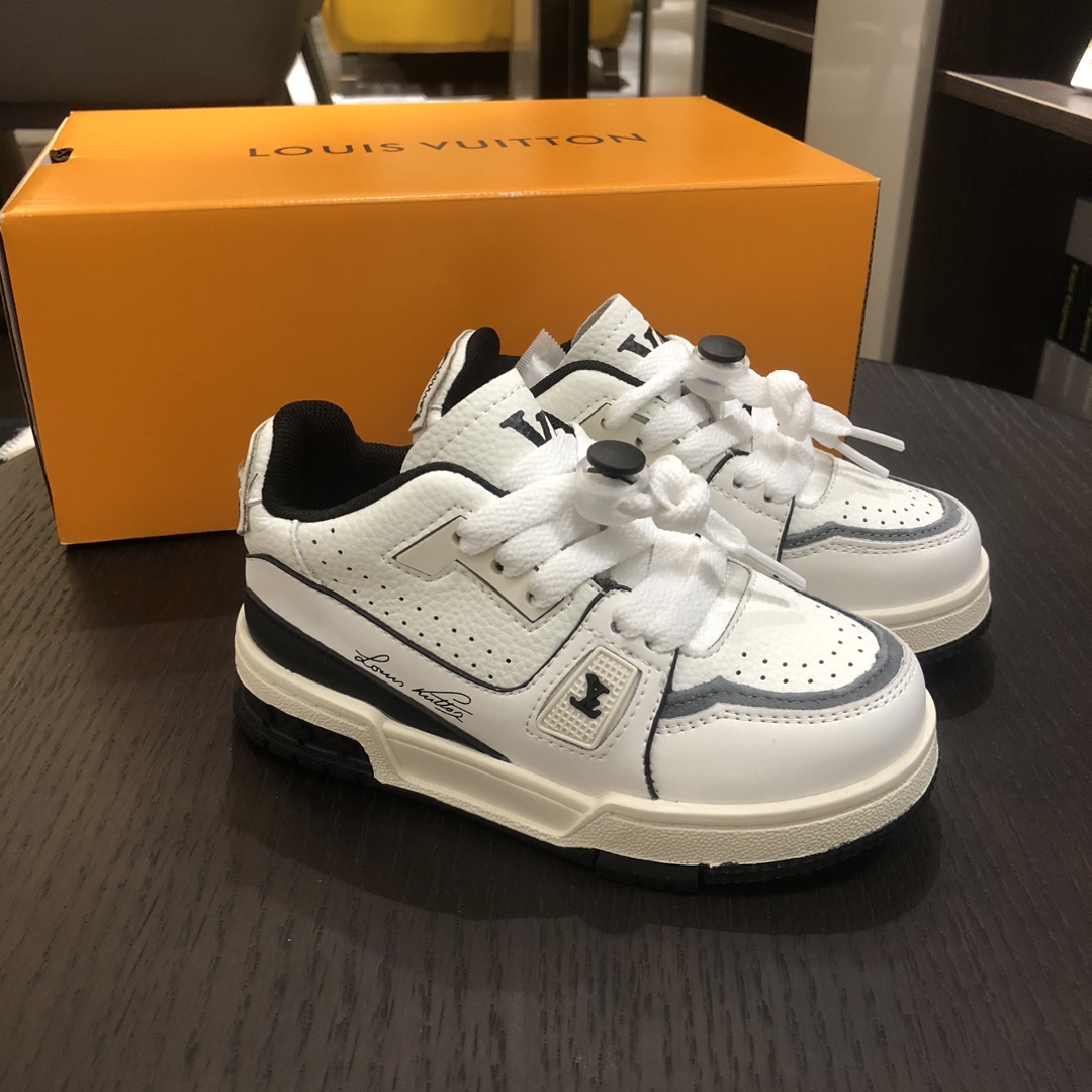 Children's shoes child